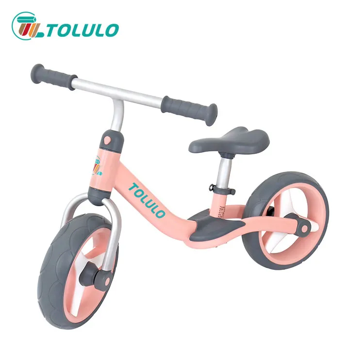 Um filho de 2 anos pode usar uma bicicleta de equilíbrio?